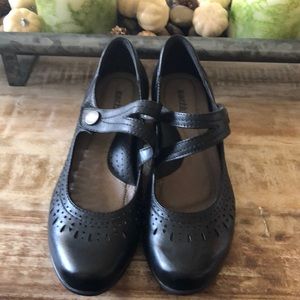 ****Never Worn**** 7.5 Earth Shoes